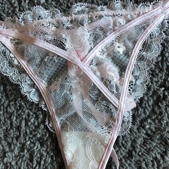Victoria’s Secret V-String, Size M, New - Picture 5 of 8
